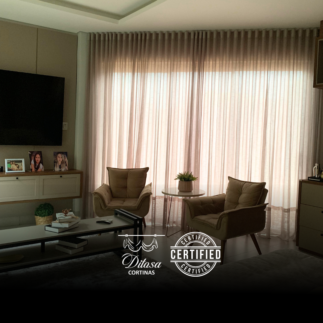 Sala de estar elegante com cortinas Ditosa certificadas - projeto concluído