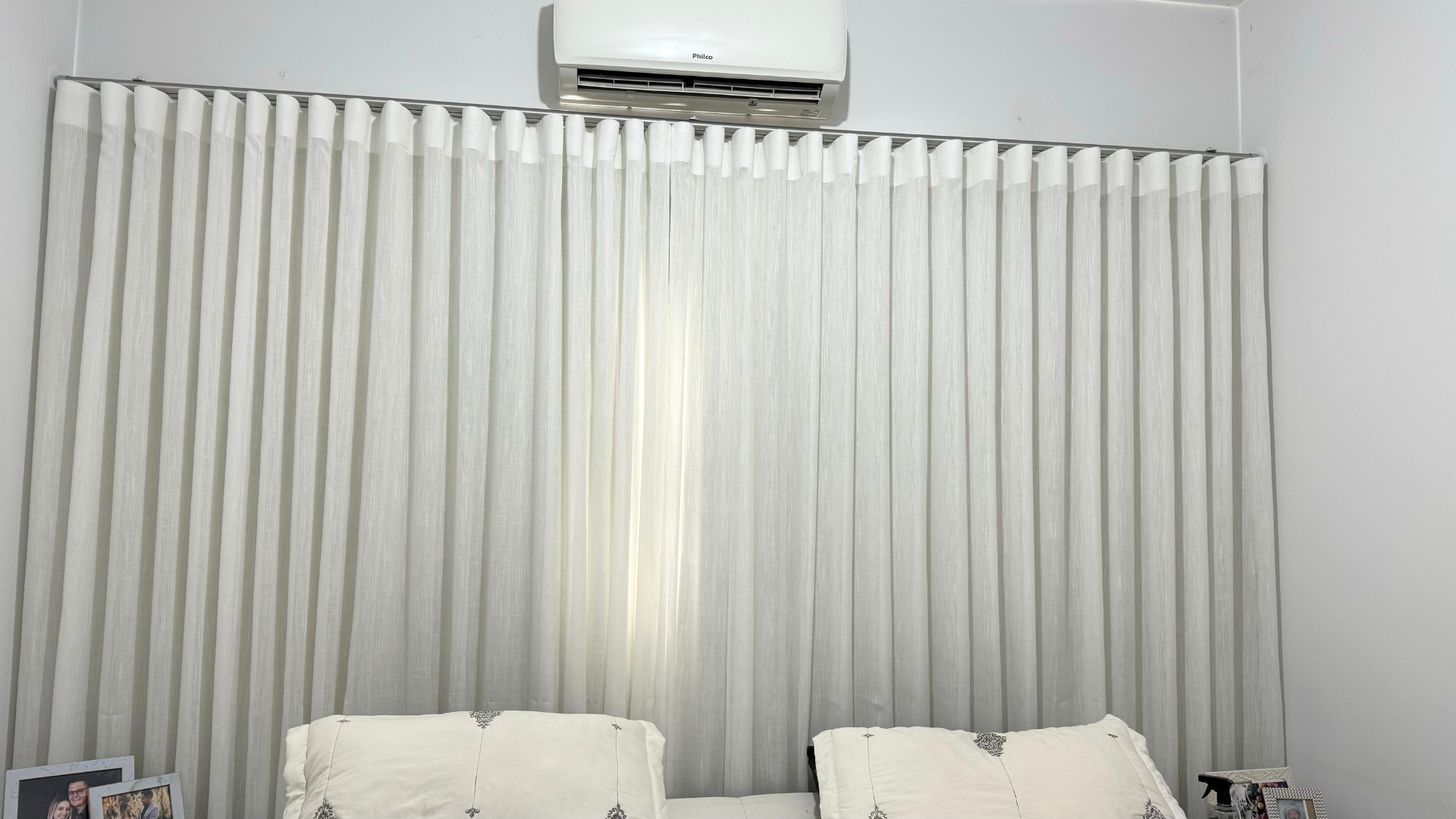 Cortina branca em quarto com ar condicionado